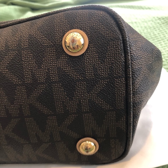 Michael Kors Signature Tote in Brown w/ Duster - Picture 7 of 14